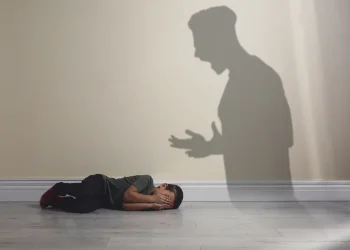 המילים שהורסות את המוח: סריקות מוח מגלות נזק מהתעללות מילולית בילדות המילים שהורסות את המוח: סריקות מוח מגלות נזק מהתעללות מילולית בילדות