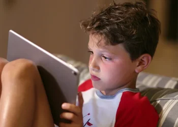 לא רק מדע: גם חז"ל הזהירו מפני "מסך" שמרחיק ילדים מהעולם האמיתיחמישה גופים רפואיים מובילים פרסמו מכתב חריף: ילדים בגיל הרך לא צריכים להיחשף למסכים כלל. העדויות בשטח מטרידות – עיכובים בדיבור, בעיות רגשיות וקשיים חברתיים הולכים ומתרחבים. לא רק מדע: גם חז"ל הזהירו מפני "מסך" שמרחיק ילדים מהעולם האמיתיחמישה גופים רפואיים מובילים פרסמו מכתב חריף: ילדים בגיל הרך לא צריכים להיחשף למסכים כלל. העדויות בשטח מטרידות – עיכובים בדיבור, בעיות רגשיות וקשיים חברתיים הולכים ומתרחבים.