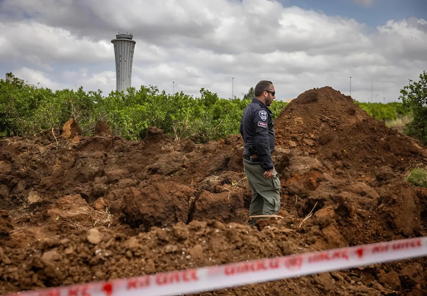 תיעוד דרמטי: בור בעומק עשרות מטרים נפער בכביש ליד נתב"ג בעקבות שיגור הטיל מתימן