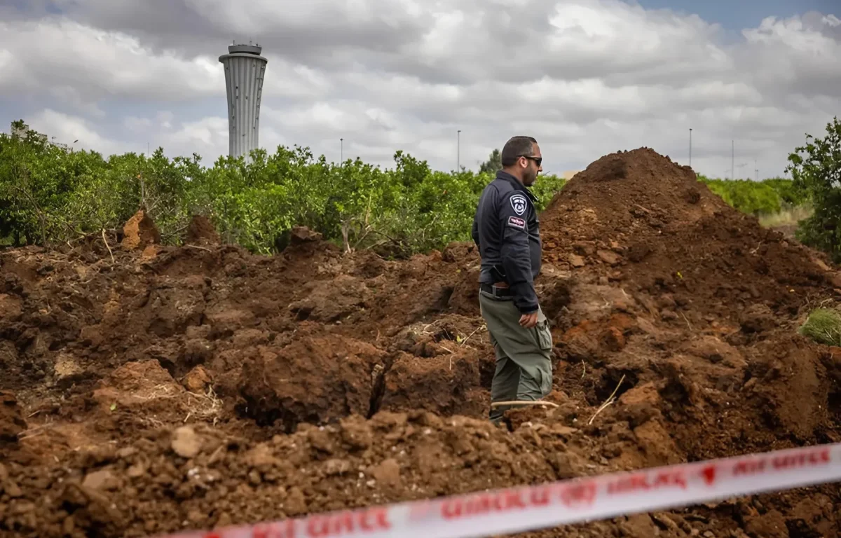 תיעוד דרמטי: בור בעומק עשרות מטרים נפער בכביש ליד נתב"ג בעקבות שיגור הטיל מתימן תיעוד דרמטי: בור בעומק עשרות מטרים נפער בכביש ליד נתב"ג בעקבות שיגור הטיל מתימן