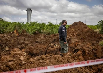 תיעוד דרמטי: בור בעומק עשרות מטרים נפער בכביש ליד נתב"ג בעקבות שיגור הטיל מתימן תיעוד דרמטי: בור בעומק עשרות מטרים נפער בכביש ליד נתב"ג בעקבות שיגור הטיל מתימן