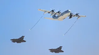 לא תאמינו איך זה עובד: ככה מטוסים מתדלקים באוויר תוך כדי טיסה