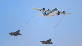 לא תאמינו איך זה עובד: ככה מטוסים מתדלקים באוויר תוך כדי טיסה