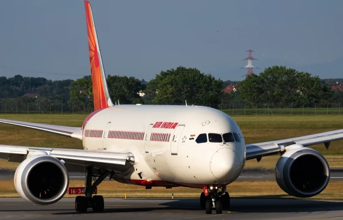 בעקבות הירי מתימן: טיסת אייר אינדיה הסתובבה &ndash; עשרות ישראלים תקועים באבו דאבי