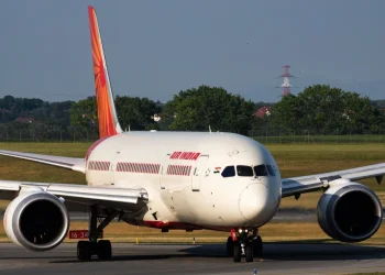 בעקבות הירי מתימן: טיסת אייר אינדיה הסתובבה &ndash; עשרות ישראלים תקועים באבו דאבי