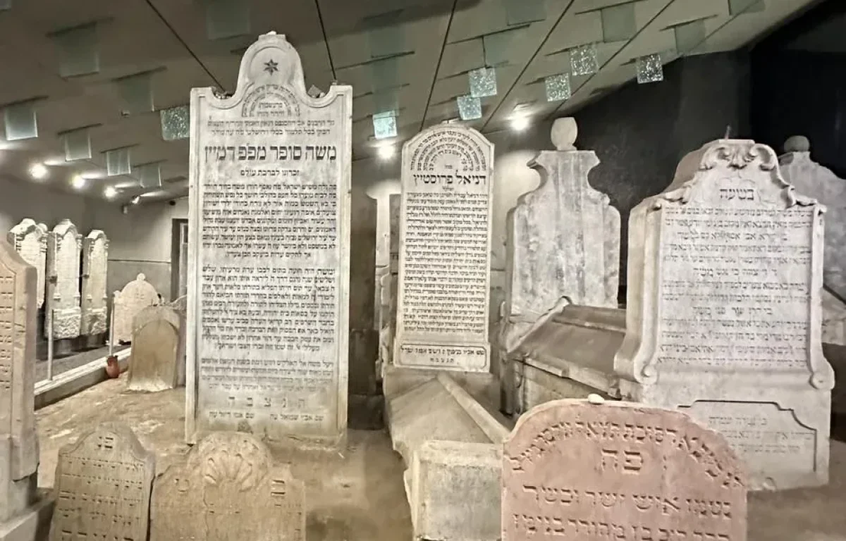 הדמעות שלא שותקות: כך הציל החתם סופר את בנו בתפילה