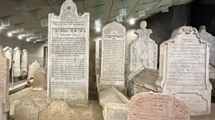 הדמעות שלא שותקות: כך הציל החתם סופר את בנו בתפילה