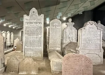 הדמעות שלא שותקות: כך הציל החתם סופר את בנו בתפילה