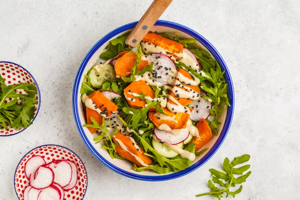 הכי פשוט, הכי בריא – סלט אפוי עם טוויסט שאתם פשוט חייבים לנסות הכי פשוט, הכי בריא – סלט אפוי עם טוויסט שאתם פשוט חייבים לנסות