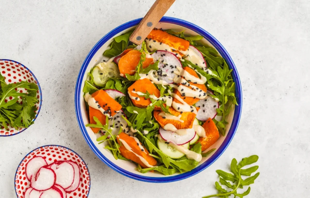 הכי פשוט, הכי בריא &ndash; סלט אפוי עם טוויסט שאתם פשוט חייבים לנסות