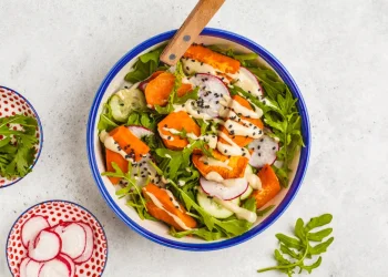 הכי פשוט, הכי בריא &ndash; סלט אפוי עם טוויסט שאתם פשוט חייבים לנסות