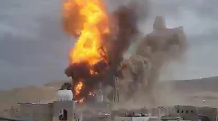 רגע הפיצוץ תועד - כך נראתה תקיפת המפעל במרכז העיר עומראן שבתימן 