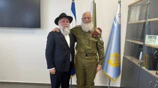 הרה"ר לקייב והרבצ"ר בוחנים כיצד למנוע שריפת גופות חיילים יהודים שנפלו באוקראינה