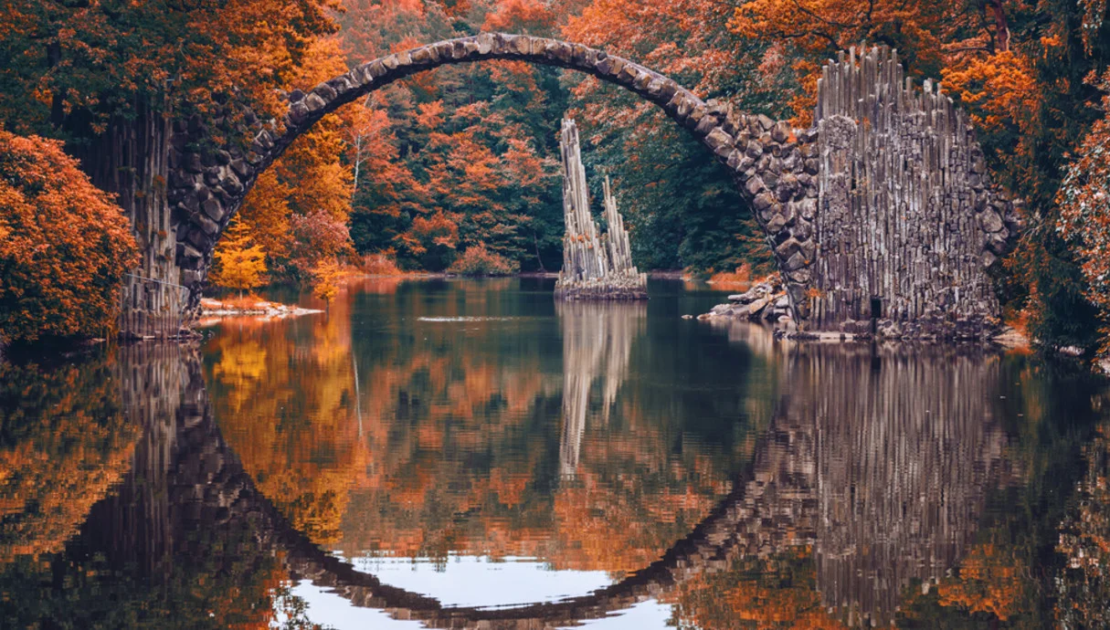 גשר אחד, מים שקטים – ומה שמתגלה ביניהם עוצר נשימה גשר אחד, מים שקטים – ומה שמתגלה ביניהם עוצר נשימה