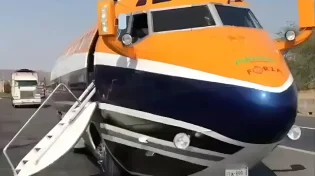 חשבתם שזה מטוס? זה בכלל לימוזינה - והיא נוסעת בכבישים