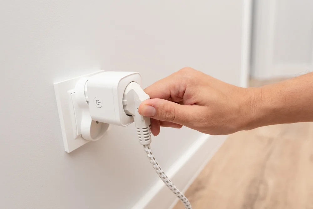 הטריק הקטן של אלפי ישראלים: שקע אחד שמוריד את החשבון בלי להתאמץ הטריק הקטן של אלפי ישראלים: שקע אחד שמוריד את החשבון בלי להתאמץ