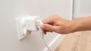 הטריק הקטן של אלפי ישראלים: שקע אחד שמוריד את החשבון בלי להתאמץ