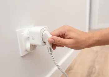 הטריק הקטן של אלפי ישראלים: שקע אחד שמוריד את החשבון בלי להתאמץ