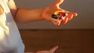 הסכנה שבקפסולה: מה קורה כשהילד משחק עם קפסולת כביסה?