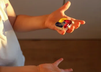 הסכנה שבקפסולה: מה קורה כשהילד משחק עם קפסולת כביסה? הסכנה שבקפסולה: מה קורה כשהילד משחק עם קפסולת כביסה?