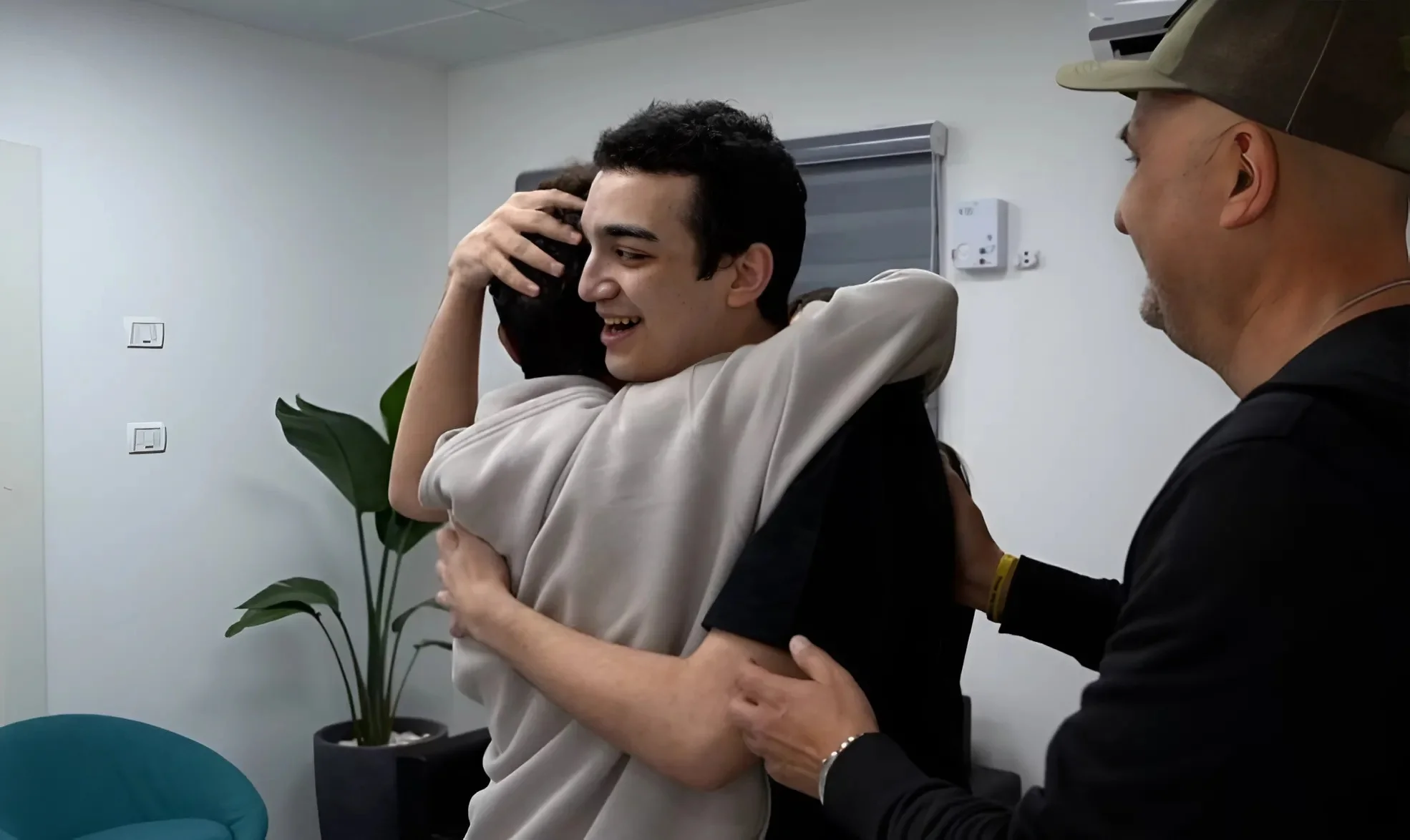 סבתו של עידן אלכסנדר לאחר שחרורו: "היום פסח שני – והוא בן חורין" סבתו של עידן אלכסנדר לאחר שחרורו: "היום פסח שני – והוא בן חורין"