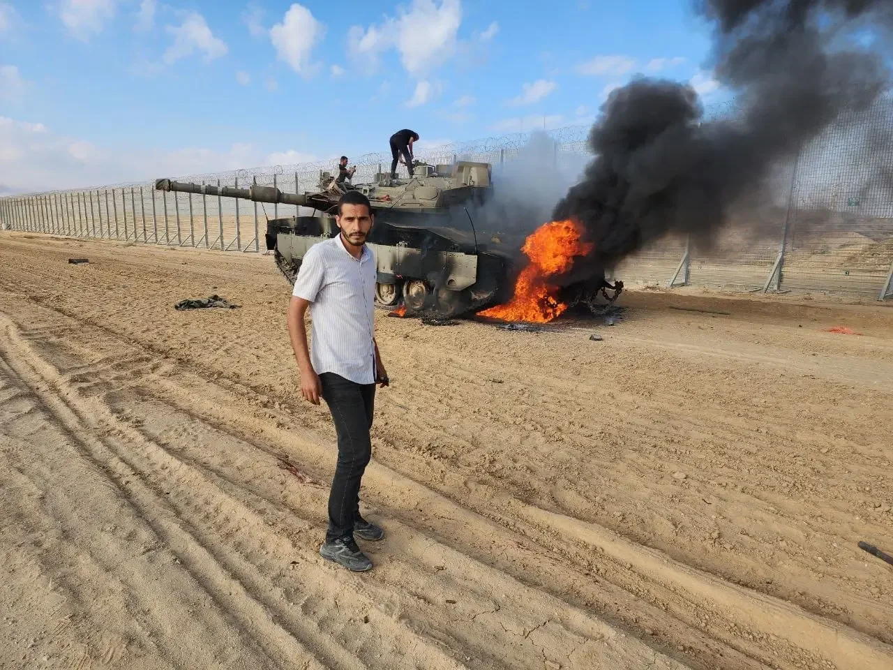 "עיתונאי" שהתחבק עם סינוואר: צה"ל חיסל את מתעד הטנק השרוף ב-7.10