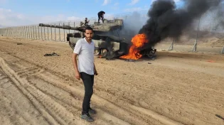 "עיתונאי" שהתחבק עם סינוואר: צה"ל חיסל את מתעד הטנק השרוף ב-7.10