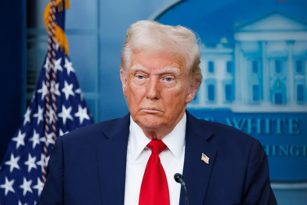 טראמפ נוחת במזרח התיכון: ביקור מדיני ראשון מאז חזר לבית הלבן – ללא עצירה בישראל