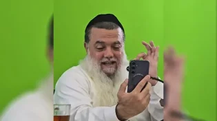מרגש: הרב יגאל כהן בירך את הכדורגלן גדי קינדה - בשידור חי מול הקהל