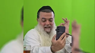 מרגש: הרב יגאל כהן בירך את הכדורגלן גדי קינדה - בשידור חי מול הקהל