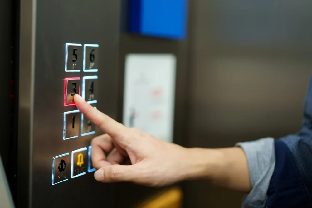 לרדת ברגל? תשכחו מזה! רק במעלית – וזו בדיוק הסיבה