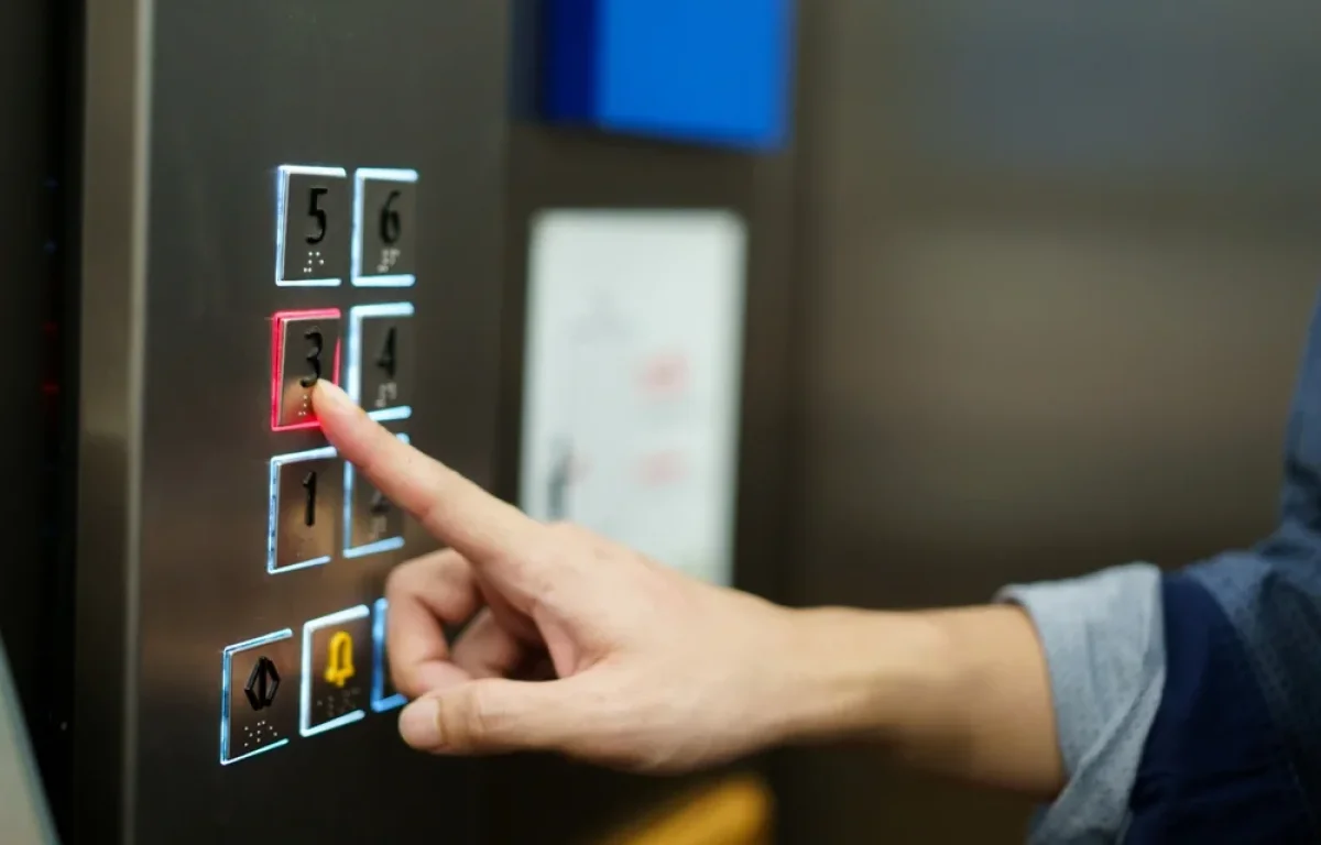 לרדת ברגל? תשכחו מזה! רק במעלית &ndash; וזו בדיוק הסיבה