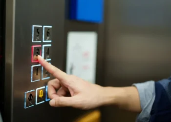 לרדת ברגל? תשכחו מזה! רק במעלית &ndash; וזו בדיוק הסיבה