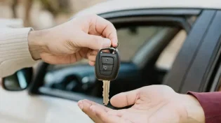 סיכם עם חברו על מכירת הרכב - ואז חזר בו: האם ההתחייבות מחייבת?