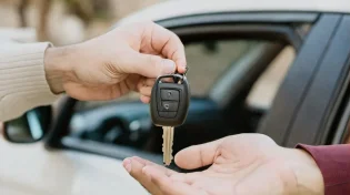 סיכם עם חברו על מכירת הרכב - ואז חזר בו: האם ההתחייבות מחייבת?