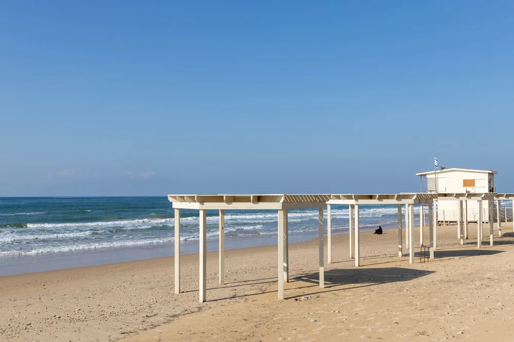 פחות מעשירית מחופי ישראל מותרים לרחצה פחות מעשירית מחופי ישראל מותרים לרחצה