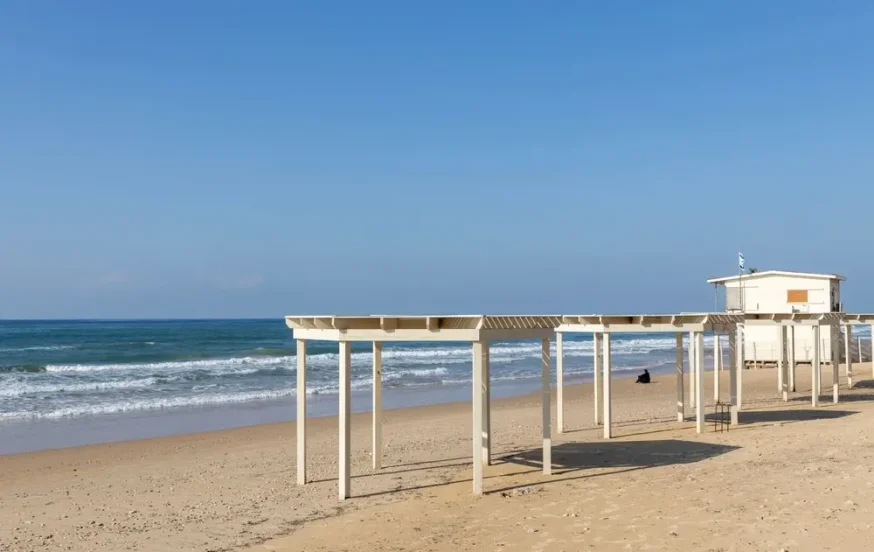 פחות מעשירית מחופי ישראל מותרים לרחצה פחות מעשירית מחופי ישראל מותרים לרחצה