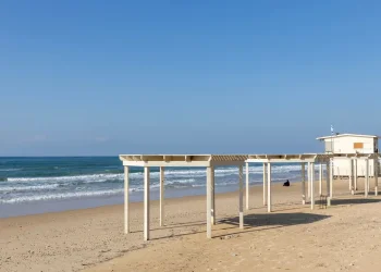 פחות מעשירית מחופי ישראל מותרים לרחצה