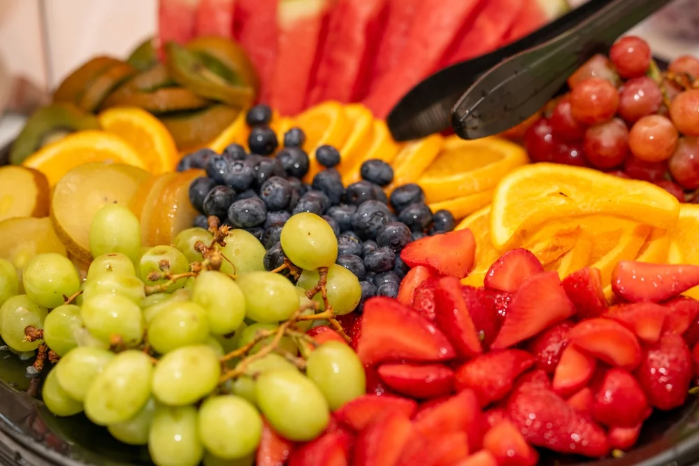 לא תאמינו מה מגש פירות מעוצב יכול לעשות לאירוע שלכם