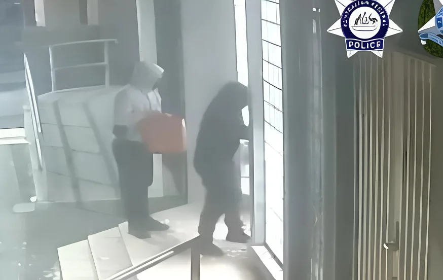 הצתה אנטישמית באוסטרליה: בית הכנסת "עדת ישראל" נשרף – שניים נפגעו משאיפת עשן הצתה אנטישמית באוסטרליה: בית הכנסת "עדת ישראל" נשרף – שניים נפגעו משאיפת עשן