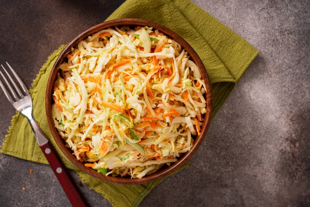 סלט כרוב וגזר ברוטב לימוני-מתוק: רענן, פריך ומתאים בול לל"ג בעומר