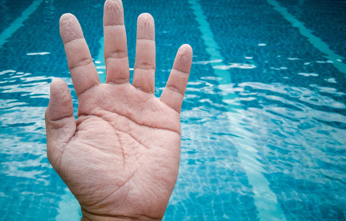 למה באמת העור מתקמט במים? זה לא מה שחשבתם – והמשמעות מפתיעה במיוחד למה באמת העור מתקמט במים? זה לא מה שחשבתם – והמשמעות מפתיעה במיוחד