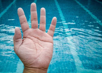 למה באמת העור מתקמט במים? זה לא מה שחשבתם – והמשמעות מפתיעה במיוחד למה באמת העור מתקמט במים? זה לא מה שחשבתם – והמשמעות מפתיעה במיוחד