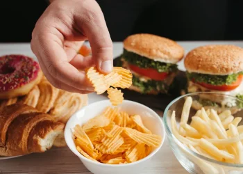  הקשר המפתיע בין ג'אנק פוד לבין פרקינסון: מחקר חדש חושף סימנים מוקדמים &ndash; וחז"ל כבר הזהירו