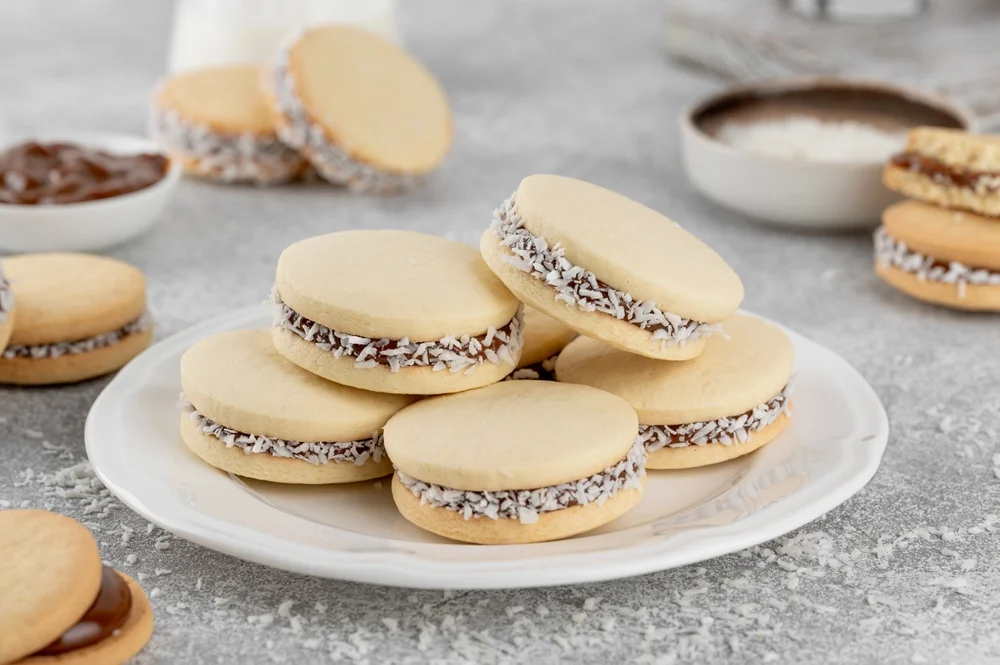 אלפחורס עם טוויסט לשבועות: מילוי ריבת חלב וגבינה שישאיר את האורחים ללא מילים