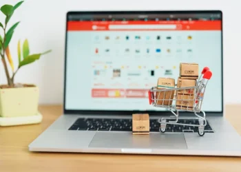 הקליק שהחליף את הקניון: כך הפכו ההזמנות אונליין להרגל הכי נוח שיש הקליק שהחליף את הקניון: כך הפכו ההזמנות אונליין להרגל הכי נוח שיש