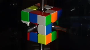 הרובוט הזה פתר קובייה הונגרית - לפני שתספיקו למצמץ