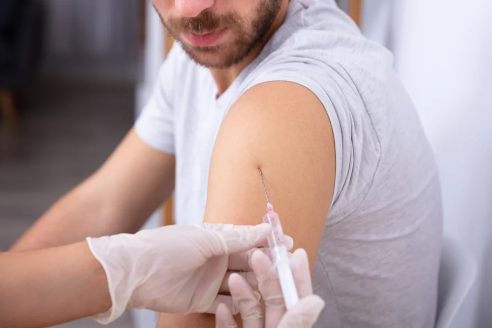 חיסון ביד ימין או שמאל? המדע חושף מה עדיף – וזה לא מה שחשבתם