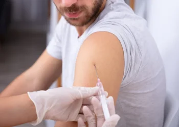 חיסון ביד ימין או שמאל? המדע חושף מה עדיף &ndash; וזה לא מה שחשבתם