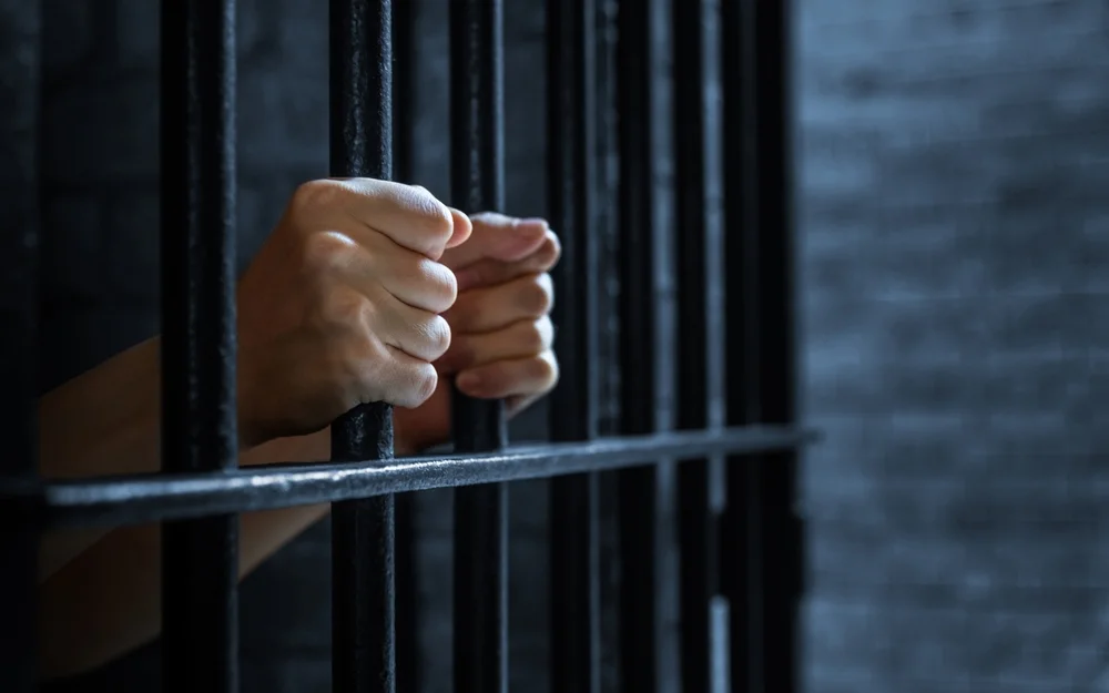 למה כל כך קשה להשתנות? ההרגלים שמחזיקים אותנו כבני ערובה